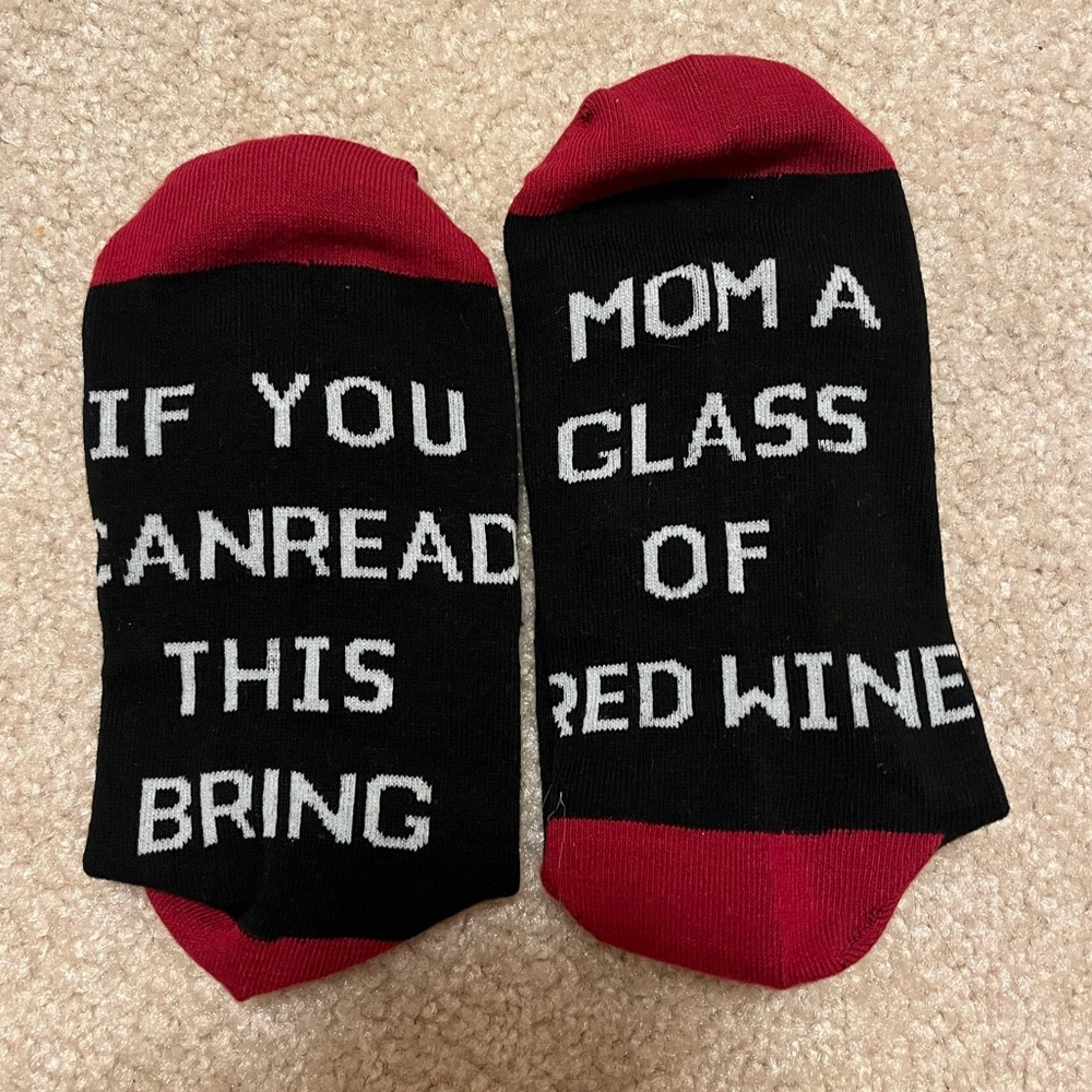 If you can read this bring mom a glass of red wine socks